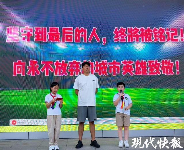 九游娱乐中心-苏超常州队门将走进校园，“开学第一课”传递体育精神